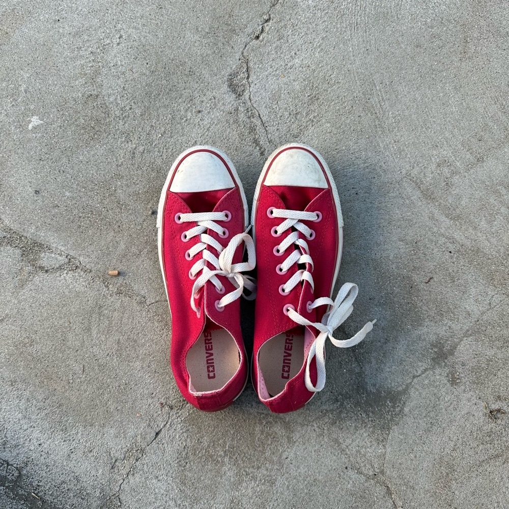 Converse in mauve low top